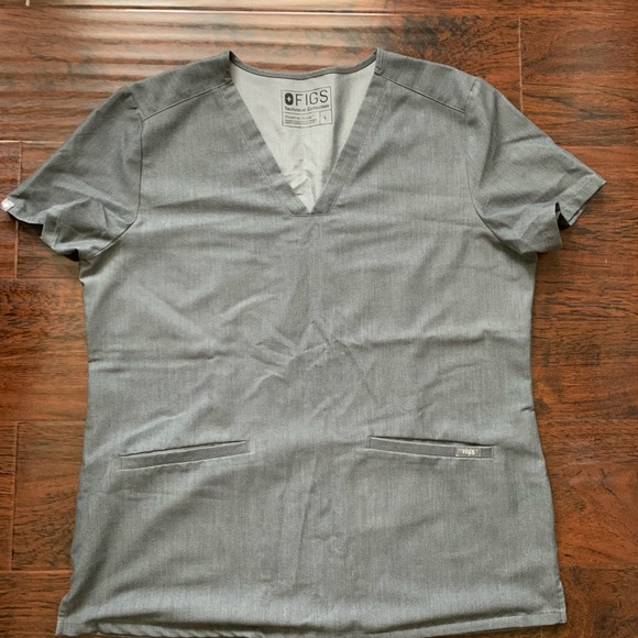 FIGS Casma™ Three-Pocket Scrub Top - Graphite - Picture 2 of 4